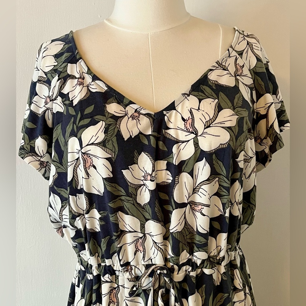Jersey summer dress: elastic waist with tie in front, below knee-length. Size XL